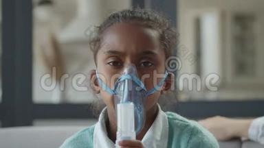 生病的女孩在家做哮喘呼吸治疗
